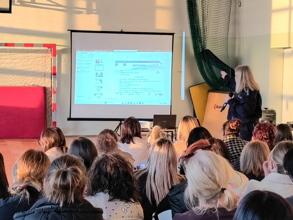 alt="Zebranie z rodzicami na sali gimnastycznej"