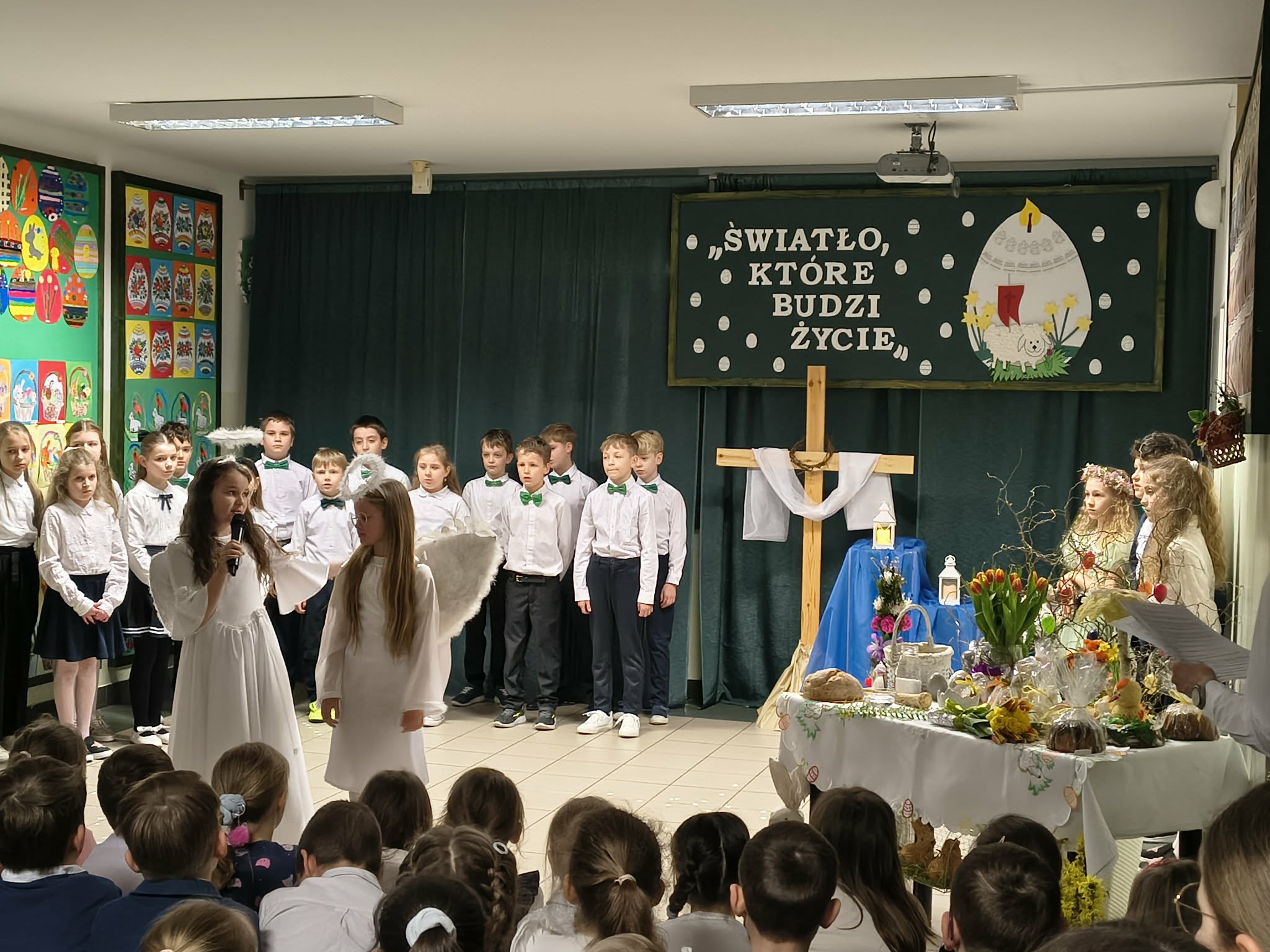 Uczniowie występujący w szkolnym przedstawieniu